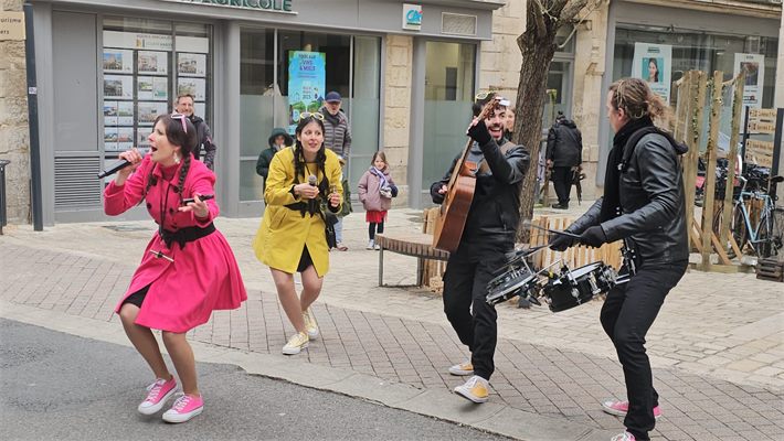 Les Sympatifs lors d'un événement en plein air