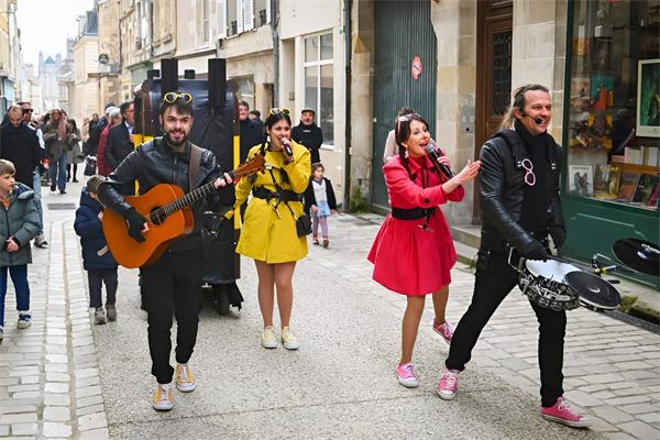 Les Sympatifs et leur batteur mobile en action