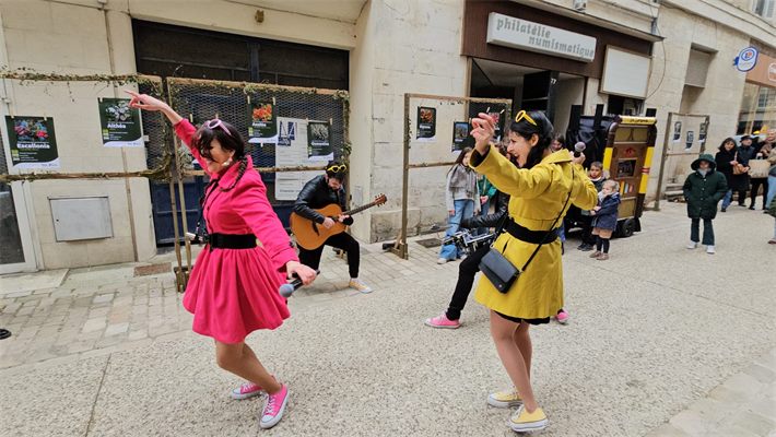 Animation de rue festive par Les Sympatifs